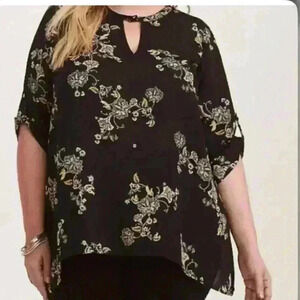 Torrid Floral Three Quarter Sleeve Blouse With Keyhole Detail Front Size 2